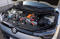 パワーユニットにはトヨタ系のBluE Nexusとアイシン、デンソーが共同開発したeアクスルを搭載。フロントモーターの最高出力は174PSで、4WD車ではリアにも同65PSのモーターを搭載する。