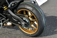 タイヤには「YZF-R1」のハンドリングに合わせて最適化された「ブリヂストン・バトラックス レーシングストリートRS11」を採用。操縦安定性を重視し、マグネシウム製のホイールが組み合わされる。