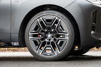 タイヤサイズは275/40R22と、車格相応に巨大。試乗車は、ハンコックがラインナップするSUVタイプのBEV／PHEV専用タイヤ「アイオン エボSUV」を装着していた。