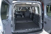 後席の背もたれはもちろん、助手席の背もたれも前に倒して収納スペースに充てることができる。