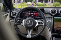 ステアリングホイールはリムに静電容量式センサーを備えた最新形状を採用。アダプティブクルーズコントロール使用時などに軽く握っていても手放し運転と判断されにくくなった。