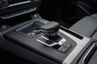 「Q5」シリーズには、エンジンに応じてデュアルクラッチ式7段ATとトルコン式8段ATのいずれかが組み合わされるが、「SQ5」には高トルクのディーゼルエンジン搭載車と同じく、トルコン式8段ATが採用される。