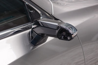 従来のサイドミラーに代わる「デジタルアウターミラー」は、新型「ES」のトピックのひとつ。広さや明暗の点で、鏡では映し出せない視界をドライバーに提供する。