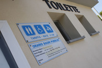 写真I。マリーナ・ディ・カンポの有料トイレに掲げられた営業時間。