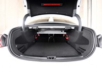 長尺物の積載には、3分割式の後席の背もたれを倒すことで対応できる。