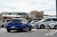 新東名高速上の岡崎サービスエリアでひと休み。入り口の屋根がフクロウの形になっている。