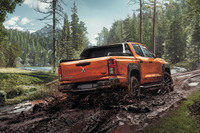 エンジンは新開発の2.4リッターディーゼルターボ。最高出力204PS、最大トルク470N・mを発生する。