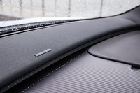 ダッシュボード上にharman/kardonのプレミアムサウンド・オーディオシステムが置かれる。いわゆるサウンドバータイプのワンユニットデザインが用いられ、9つのスピーカーで構成される。総出力は1040W。