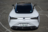 テールランプはマジックミラーのような構造になっており、ウインカーやブレーキランプが点灯したときだけ内部から光が浮かび上がる。通常時は写真のようにグレー一色となる。