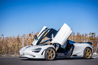 エクステリアでは、シュリンクラップド（包装）デザインと上方に開くディヘドラルドアを先代モデルから継承。カーボンタブの「モノケージII」と、その後方にエンジンを縦置きするというミドシップ後輪駆動レイアウトにも変更はない。