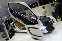 近未来の日本に入国体験ができるという触れ込みの「フューチャーエキスポ」には、自動車メーカー以外にもさまざまな企業や団体が出展した。