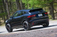 「SE」以上のグレードには、先行車に追従して自動停止・発進も可能なアダプティブクルーズコントロールが標準装備となる。