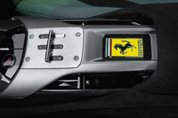 トランスミッションは8段ATのみだが、シフトセレクターのデザインには、MT車のシフトゲートのイメージが反映されている。