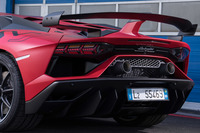 リアディフューザーの上から突き出た2本のマフラー。エキゾーストシステム全体をエンジンに近づけることでパイプの取り回しを短縮し、軽量化に貢献しているという。