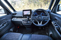 インテリアは軽自動車離れした質感の高さが魅力。エアコンのコントローラーはタッチパネル式で、大きな表示で直感的に操作できる。