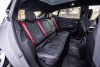 頭上と足元にゆとりのある後席スペース。背もたれには40：20：40分割可倒機構が備わる。前席を含めレッドのシートベルトは、ジャスパーのシート表皮でのみ選択できるアイテムとなる。