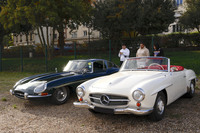 写真左は「ジャガーEタイプ シリーズ1」。ヘッドランプまわりの造形が後年のモデルよりも純粋である。右は「メルセデス・ベンツ190SLロードスター」。「300SL」よりも日常使いに適していることから、欧州の古典車界にファンは少なくない。