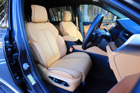 「サミットリザーブ」に装備される上質なパレルモレザーのシート。前席には12wayのメモリー機能付き電動調整機構やヒーター、ベンチレーション機能、マッサージ機能が装備されている。