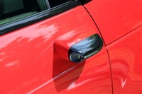 ドアミラーがあるはずの場所にはカメラユニットが備わっており、後側方視界は室内の画面に映った映像で確認する。