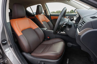 インテリアには2トーンカラーも新たに設定された。試乗車のインテリアカラーは、サンフレアブラウン／ノーブルブラウン。