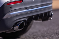 クローム仕上げのデュアルエキゾーストパイプを装備する「AMG GLA35 4MATIC」。選択されたドライビングモードによっては、4気筒ユニットらしからぬ迫力のエキゾーストサウンドを奏でる。