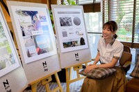 インテリアとCMFデザインを担当した松村美月さん。チェック柄の明るいインテリアは、松村さんの手になるものだ。