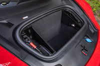 フロントボンネット下に容量84リッターのラゲッジスペースを設置。左右の上部に工具やけん引フックが整然と収められている。