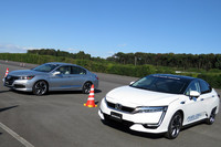 2015年のホンダミーティングで試乗した、“新型燃料電池車”（右）と、プラグインハイブリッド車の試作車（左）。このときにはすでに、「新型FCVのプラットフォームをPHEVにも流用する」との説明があった。時間がかかる上に大規模で小回りが利かないのが自動車の開発である。分かっちゃいるんだけど……。