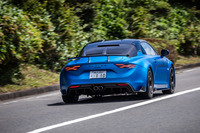 ローンチコントロールを作動させると、停止状態から3.9秒で100km/hに到達。0-1000m加速タイムは22秒未満、最高速度は285km/hと発表されている。「A110 R」は、0-100km/h加速で4秒を切る初のアルピーヌ車でもある。