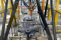 作業位置を補正するため、ケース／ステーターのインライン3次元計測を行う様子。