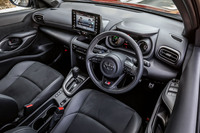 インストゥルメントパネルのデザインは標準仕様車に準ずるが、「GR」ロゴ入りの本革巻き3本スポークステアリングホイールや、本革巻きシフトノブの採用でスポーティーな印象に。内装色はブラックのみの設定となる。
