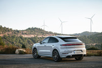 ポルシェ・カイエンS Eハイブリッド クーペ