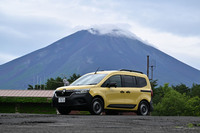 今回の「カングー」は黒いバンパーとスチールホイールが特徴的な「クレアティフ」グレードのガソリンエンジン搭載モデル。