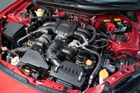フロントに積まれる2.4リッター水平対向4気筒エンジンは最高出力235PSと最大トルク250N・mを発生。電子制御スロットルの出力特性変更によってコントロール性向上を図っている。