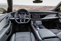 水平基調のデザインが採用されたインテリア。センターコンソールには、10.1インチと8.6インチの2つのディスプレイが備わる。