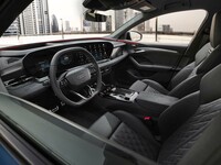 「アウディSQ6スポーツバックe-tron」のコックピット周辺部。