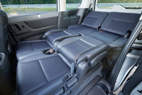 新型「セレナ」のキャビン。「e-POWER」搭載モデルにも8人乗りが初めて設定された（写真は7人乗り）。