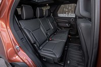 2925mmという余裕あるホイールベースを採用した恩恵で、後席空間は広々としていた。3列目シート同様この2列目シートの背もたれも、荷室にあるスイッチを用いてワンタッチで倒せる。