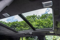 「エスカレード」は全車にパノラミック電動サンルーフを標準装備。自然豊かな信州で、開放的なドライブを楽しむことができた。