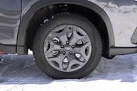 開口部が小さいガンメタリック塗装のアルミホイールは「X-BREAK」専用。試乗車は横浜ゴムのスタッドレスタイヤ「アイスガードG075」を履いていた。