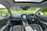 インテリアでは、各所に用いられたアッシュのカラーと、オレンジのステッチが特徴。内装色にアッシュが用いられるのは、スバル車としてはこれが初となる。（写真：スバル）