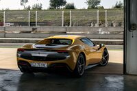 既存のモデルとは大きく異なるデザインコンセプトが取り入れられた「296GTB」。特徴的なBピラーやふくよかなリアフェンダーなど、リアセクションは往年のレーシングスポーツカー「250LM」をモチーフとしたものだ。写真はサーキットで試乗した「アセットフィオラーノパッケージ」装着車。