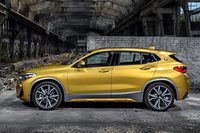 
	「ガルバニックゴールド」で塗装された「BMW X2 MスポーツX」。2018年のデトロイトモーターショーでの世界初公開はもちろん、バンコクモーターショーでの右ハンドル仕様の発表でも、日本での初お披露目の際も、ステージに上げられたのはこのボディーカラーの車両だった。
	