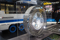 ブリヂストンブースに展示された「月面探査車用タイヤ」。