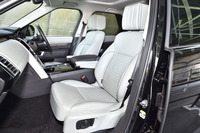 「HSEラグジュアリー」グレードにはウィンザーレザーのシートが装着される。