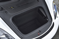 車両フロントに用意される荷室の容量は150リッター。深さがたっぷり取られており、一般的な航空機の機内持ち込み用スーツケースであれば問題なく収容できるという。