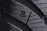 トレッド面の「スノー摩耗インジケーター」。砂時計形の内部にサイズの異なる3つの穴が刻まれており、3つとも消えると摩耗度が50％＝冬用タイヤとしては使えないことが分かるようになっている。