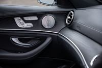 オプションのBurmester（ブルメスター）サラウンドサウンドシステムは、13個のスピーカーと9チャンネルアンプから構成されている。