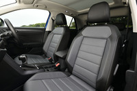 今回の試乗車は、28万6000円の有償オプションとなる「レザーシートパッケージ」が選択されていた。同オプションには前席シートヒーターと運転席の電動調整機能、フロントのヒーテッドウオッシャーノズルが含まれている。