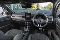 ダッシュボードにはオープンポア仕立てのウッド調パネルを採用し、スポーティーでありながら落ち着いた空間を実現。随所にあしらわれたトリコロールのステッチが気分を高めてくれる。